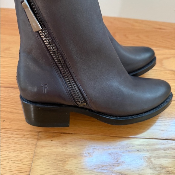 NWT Frye Brown Leather Ankle Booties with Side Zipper - Picture 2 of 9